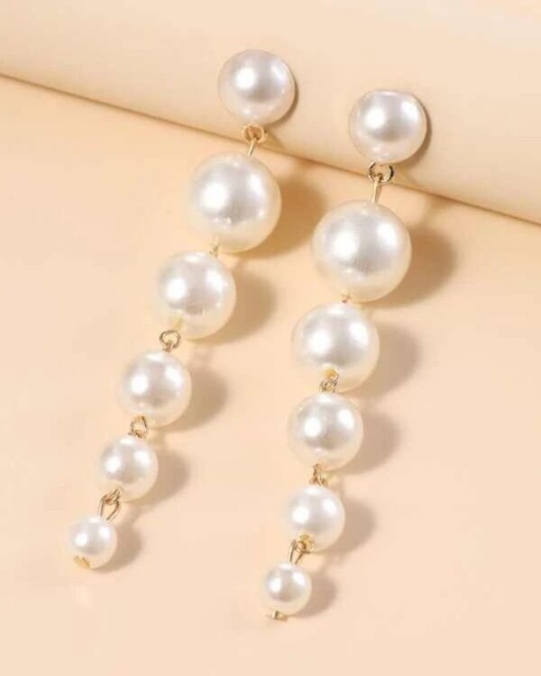 Cercei Syggy Lungi cu Perle False, Alb – Eleganță Rafinate