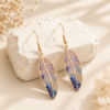 cercei-pana-boho-frunza-gradient-mov-albastru-contur-auriu.jpg