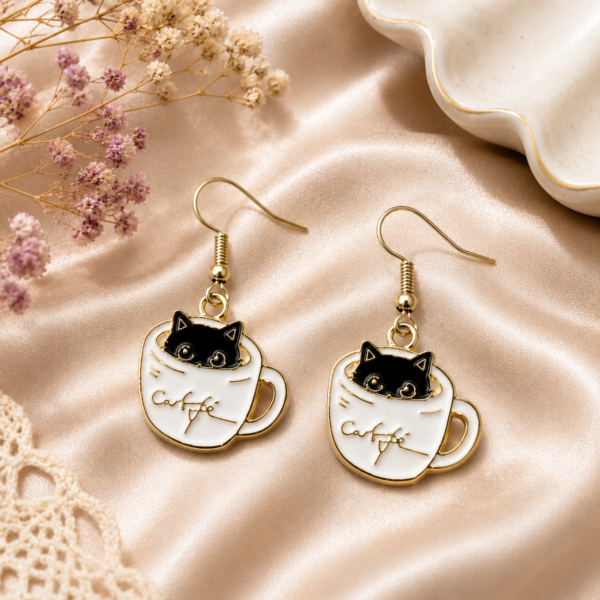 cercei-pisicuta-ceasca-model-cute-alb-negru-dangle.jpg cercei-pisicuta-ceasca-model-cute-alb-negru-dangle.jpg